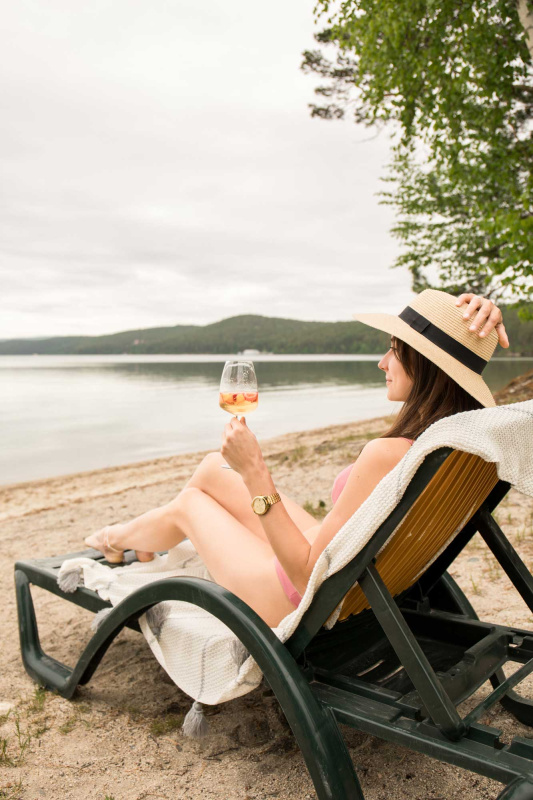 Обустроенный пляж с бассейном на термальном курорте Баден-Баден Тургояк Резорт