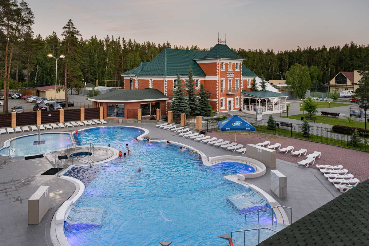 Открытые и внутренние термальные бассейны на курорте Баден-Баден Еткуль