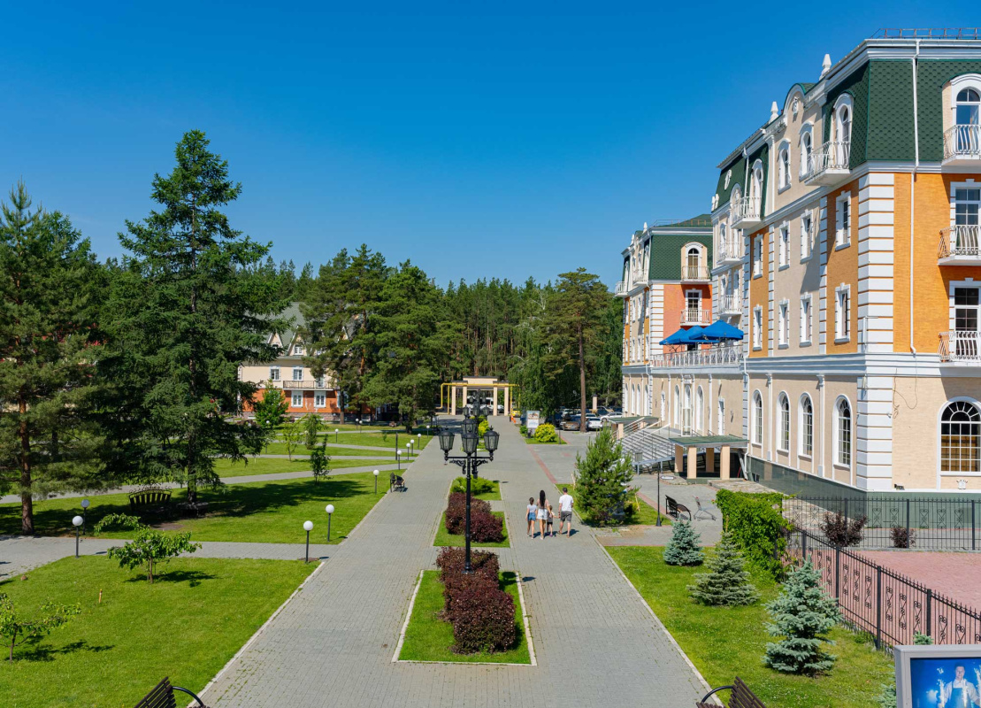 Парк в сосновом бору на термальном курорте Баден-Баден Еткуль